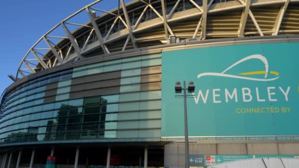 Wembley Arena in London football stadium - LONDON, ENGLAND - 10 ДЕКАБРЯ 2019 — стоковое видео