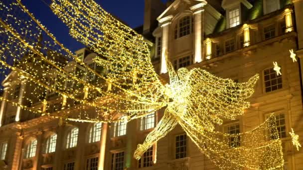 Migliaia di luci per le strade di Londra nel periodo natalizio - LONDRA, INGHILTERRA - 10 DICEMBRE 2019 — Video Stock