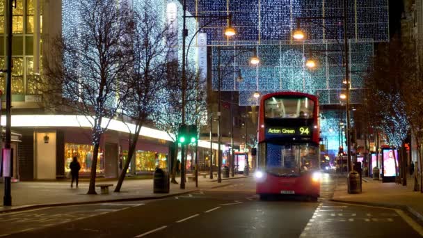 Autobús rojo en Oxford Street Londres en Navidad - LONDRES, INGLATERRA - 10 DE DICIEMBRE DE 2019 — Vídeos de Stock