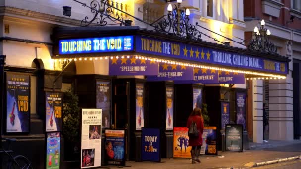 Tocando a peça vazia no London West End Theatre - LONDRES, ENGLÂNDIA - DEZEMBRO 10, 2019 — Vídeo de Stock