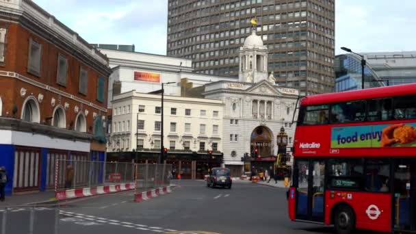 Victoria Palace Theatre in Londen - Londen, Engeland - 10 december 2019 — Stockvideo