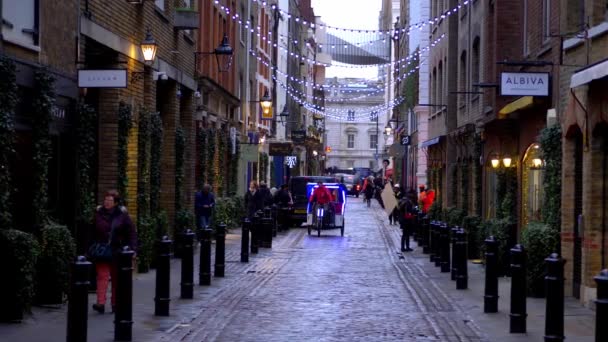 Vista de la calle en Covent Garden London - LONDRES, INGLATERRA - 10 DE DICIEMBRE DE 2019 — Vídeos de Stock