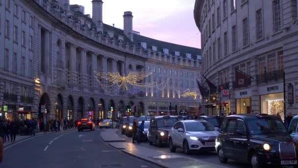 London Regent Street karácsonykor - London, Anglia - 2019. december 10. — Stock videók