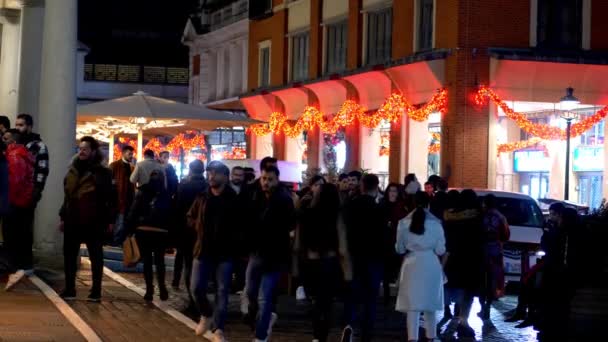 Covent Garden est un lieu très fréquenté en période de Noël - LONDRES, ANGLETERRE - 10 DÉCEMBRE 2019 — Video