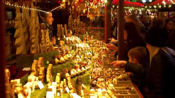 Christmas market at leicester square london - london, england - dezember 10, 2019 — Stockvideo