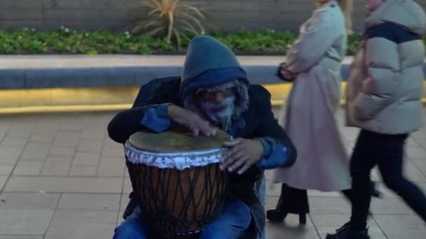 Verrückter Straßenmusiker trommelt am london leicester square - london, england - 10. Dezember 2019 — Stockvideo