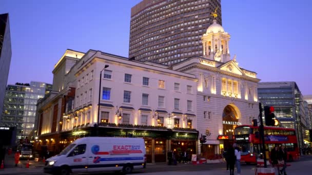 Όμορφα φωτισμένο Victoria Palace Theatre - London, England - December 10, 2019 — Αρχείο Βίντεο