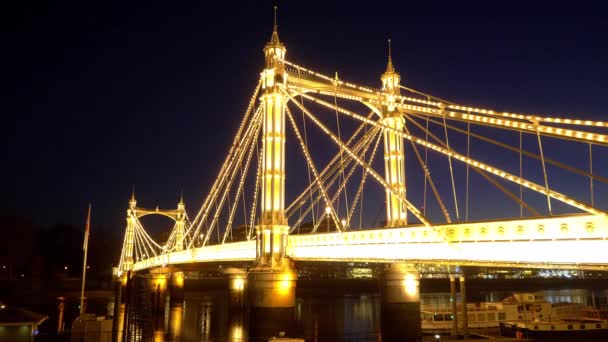 Чудесные огни Альберт-моста в Лондоне - ЛОНДОН, Англия - ДЕСЯТ 10, 2019 — стоковое видео