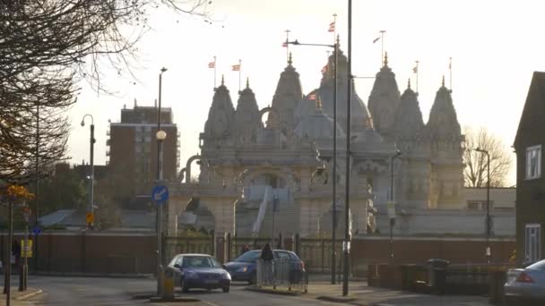 Günbatımında Londra 'daki Swaminarayan Tapınağı - Londra, İngiltere - 10 Aralık 2019 — Stok video