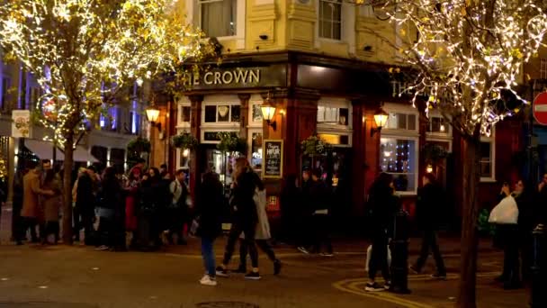 The Crown pub op Seven Dials Londen - Londen, Engeland - 10 december 2019 — Stockvideo