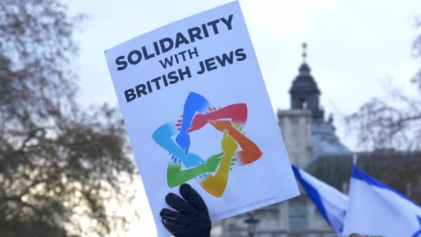 Solidarity with British Jews sign - LONDON, ENGLAND - DECEMBER 10, 2019 — Stock Video