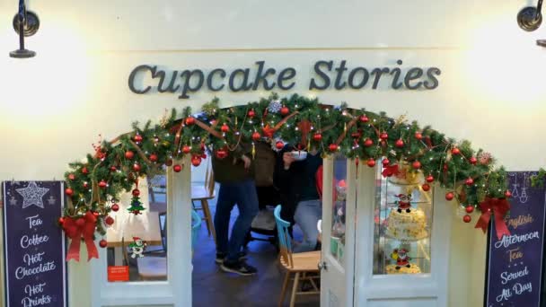 Pequeñas historias de cupcakes Covent Garden London - LONDRES, INGLATERRA - 10 DE DICIEMBRE DE 2019 — Vídeos de Stock