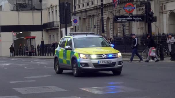 Krankenwagen in den Straßen von London - London, England - 10. Dezember 2019 — Stockvideo