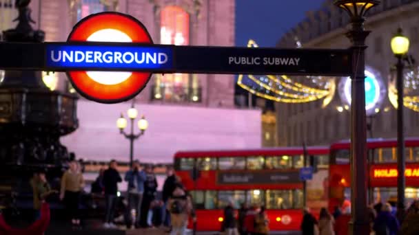 Stacja metra Piccadilly wieczorem - Londyn, Anglia - 10 grudnia 2019 — Wideo stockowe