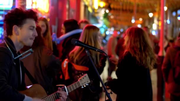 Уличный музыкант выступит в Лондоне - ЛОНДОН, Англия - ДЕКАБРЬ 10, 2019 — стоковое видео