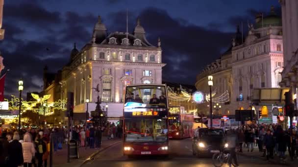 London Evening view at Piccadilly Circus - LONDON, ENGLAND - DECEMBER 10, 2019 — Stock Video