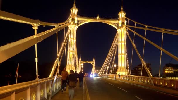 Verkeer op Albert Bridge London - Londen, Engeland - 10 december 2019 — Stockvideo