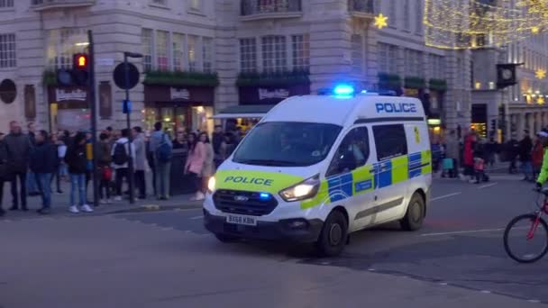 Polizeiwagen im Einsatz in den Straßen von London - London, England - 10. Dezember 2019 — Stockvideo