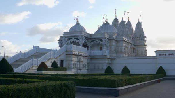 Famoso Templo de Neasden chamado BAPS Shri Swaminarayan Mandir em Londres - LONDRES, ENGLÂNDIA - DEZEMBRO 10, 2019 — Vídeo de Stock