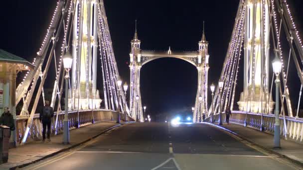 Κίνηση στο Albert Bridge το βράδυ στο Λονδίνο - Λονδίνο, Αγγλία - 10 Δεκεμβρίου 2019 — Αρχείο Βίντεο