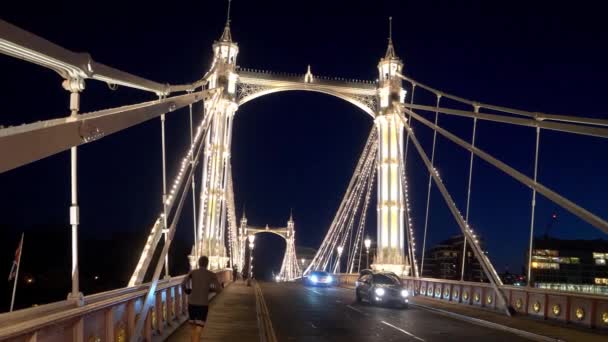 Imponerande Albert Bridge i London på natten - London, England - 10 december 2019 — Stockvideo