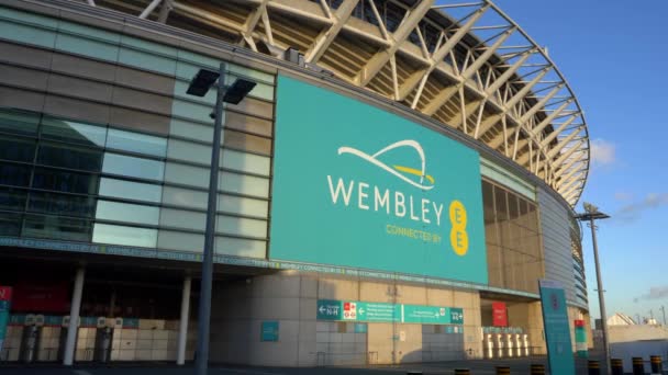 Estádio de Wembley moderno em Londres - LONDRES, ENGLÂNDIA - 10 DE DEZEMBRO DE 2019 — Vídeo de Stock