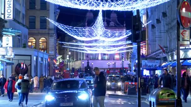 Hermosa decoración en Coventry Street en Londres - LONDRES, INGLATERRA - 10 DE DICIEMBRE DE 2019 — Vídeo de stock