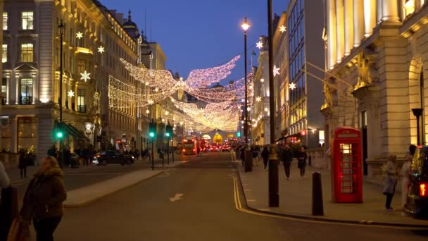 Wunderbare Straßendekoration zur Weihnachtszeit in london - london, england - 10. Dezember 2019 — Stockvideo