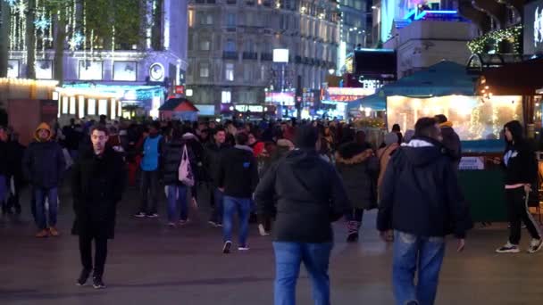 レスター・スクエア・ロンドンの人々夜-ロンドン,イギリス- 2019年12月10日 — ストック動画
