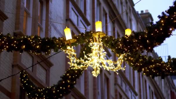 Christmas decoration at Cecil Court London - LONDON, ENGLAND - DECEMBER 10, 2019 — Stock Video