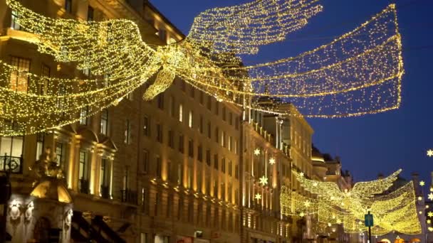 Wonderful Christmas decoration in the Streets of London - LONDON, ENGLAND - DECEMBER 10, 2019 — Stock Video