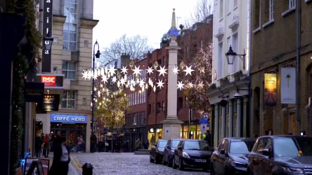 Festive Seven Dials at Christmas - LONDON, ENGLAND - DECEMBER 10, 2019 — Stok Video