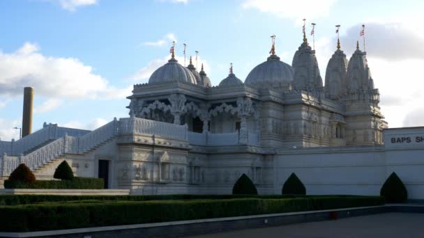 Underbara indiska templet heter Baps Shri Swaminarayan Mandir i London - London, England - december 10, 2019 — Stockvideo