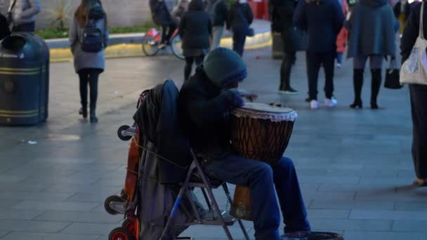 Dakloze zamelt geld in als straatmuzikant in Londen - Londen, Engeland - 10 december 2019 — Stockvideo