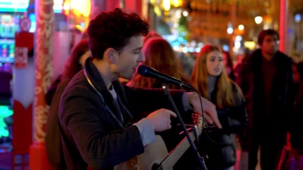 Getalenteerde straatmuzikant in Londen - Londen, Engeland - 10 december 2019 — Stockvideo