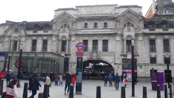 Famous Victoria station London - LONDON, ENGLAND - DECEMBER 10, 2019 — Stock Video