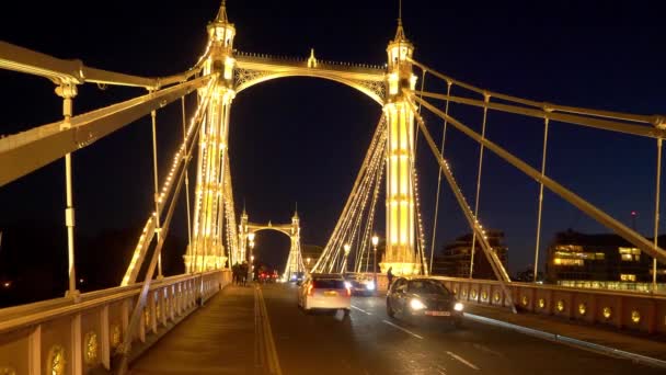Street traffic on Albert Bridge London - London, Αγγλία - 10 Δεκεμβρίου 2019 — Αρχείο Βίντεο