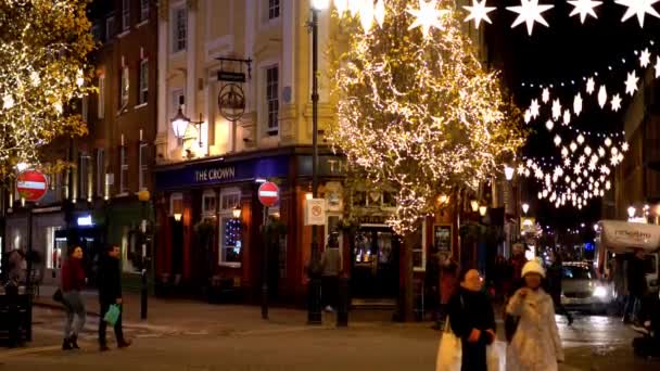 Londra 'da Noel zamanı inanılmaz Seven Dials Bölgesi - Londra, İngiltere - 10 Aralık 2019 — Stok video