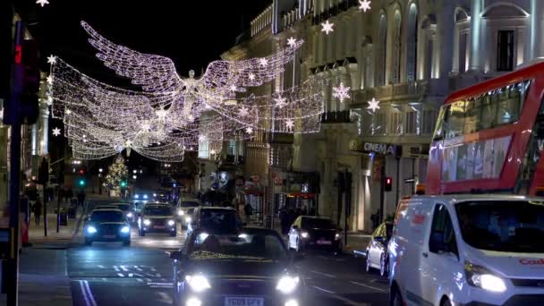 Праздничное рождественское украшение на улицах Лондона - Лондон, Англия - 10 ДЕКАБРЯ 2019 — стоковое видео