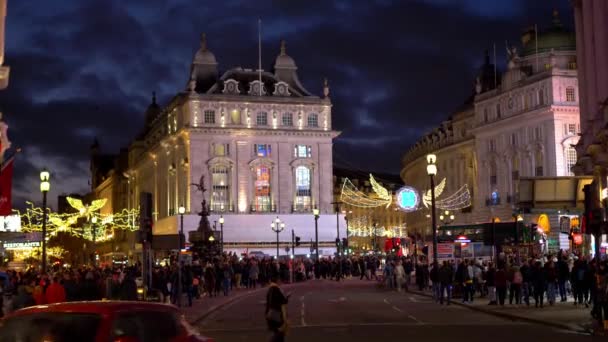 ロンドンのピカデリー・サーカスの美しい夕景-ロンドン,イギリス- 2019年12月10日 — ストック動画