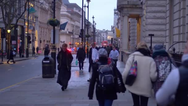 Toeristen in Londen met Kerstmis - Londen, Engeland - 10 december 2019 — Stockvideo