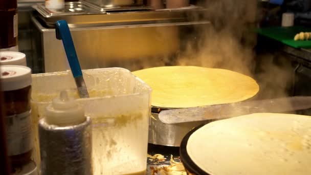 Närbild av bakning crepes den berömda pannkaka — Stockvideo