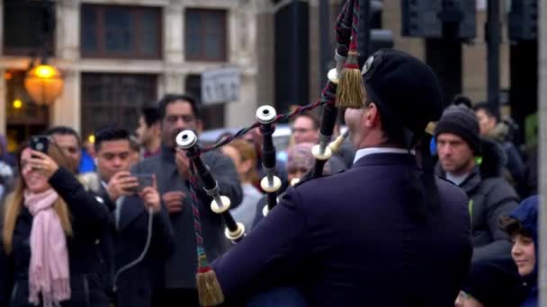 Musician playing the bag pipe in the Streets of London - LONDON, ENGLAND - DECEMBER 10, 2019 — Stock Video
