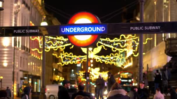 Noel zamanı Piccadilly Circus metro istasyonu - Londra, İngiltere - 10 Aralık 2019 — Stok video