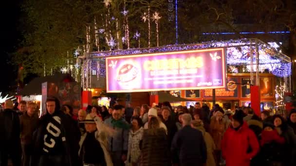 Christmas Market Leicester Square in London - LONDON, ENGLAND - 10 ДЕКАБРЯ 2019 — стоковое видео