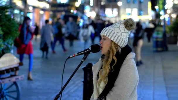 Kvinnlig gatumusiker på Covent Garden London - London, England - 10 december 2019 — Stockvideo