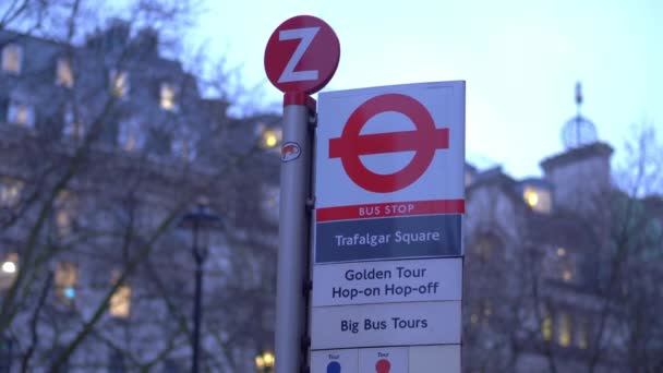Trafalgar Square bus stop Londres - LONDRES, ENGLÂNDIA - 10 DE DEZEMBRO DE 2019 — Vídeo de Stock