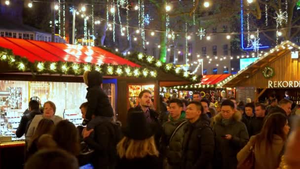 Weihnachten am leicester square in london - london, england - 10. dezember 2019 — Stockvideo