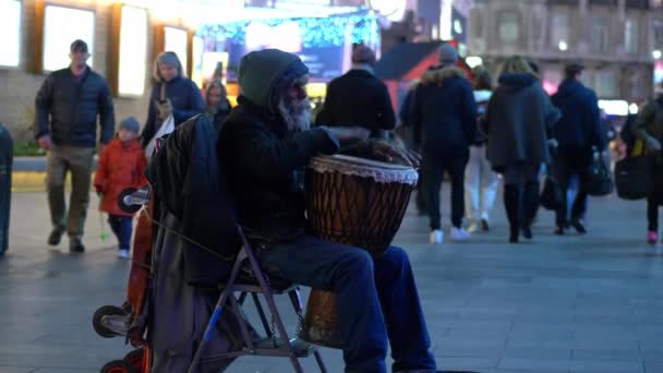 Músico louco de rua na London Leicester Square - LONDON, ENGLAND - DEZEMBRO 10, 2019 — Vídeo de Stock