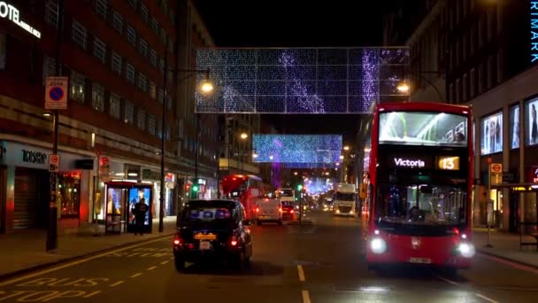 옥스퍼드 스트리트의 축제 장식 - 영국 런던 - 2019 년 12 월 10 일 — 비디오